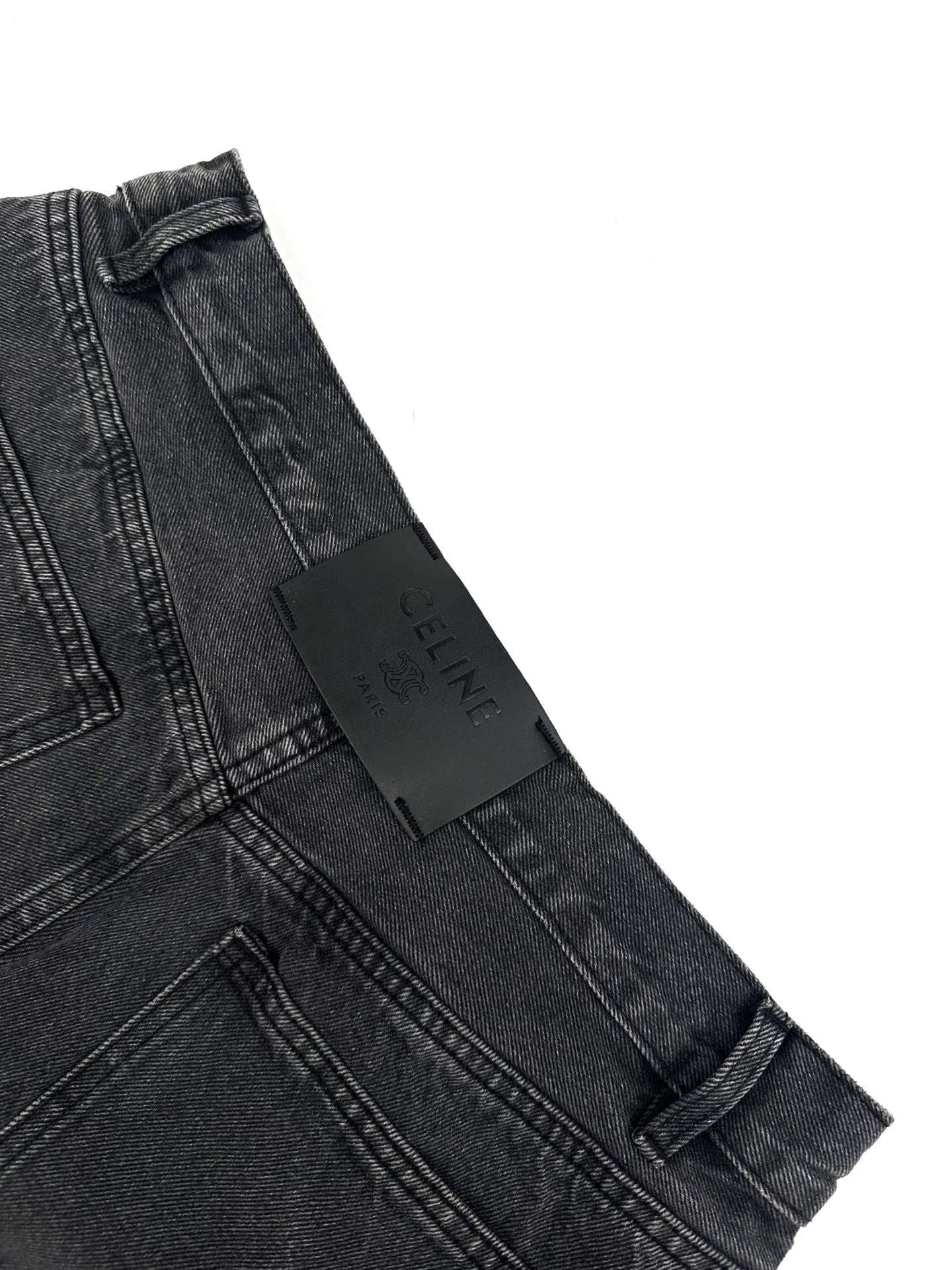 Celin Paris leather jeans with patchwork, custom-made dark gray textured denim, stiff and stylish, comfortable and close to the skin, carbon black fermentation dyeing has faded the sharp edge, mottled whiskering texture covers the denim, interpreting the relaxed elegance of French Retro, the straight silhouette is relaxed and casual, continuing the classic five-pocket precision structure of denim, five CELINE PARIS patches with different shapes are stacked vertically on the trousers, staggered arrangement Replicate the Retro aesthetics of past travel commemorative patches and build the visual narrative core of ready-to-wear. CELINE leather tags are inlaid on the back waist. The identity of the family is engraved discreetly between the waists. The travel patch deconstructs the brand symbol. It blends the French Retro heritage and street style. It writes the high-luxury rebellious Retro attitude on the denim. Process 1: Using a pattern template for machine sewing. Precisely control the sewing line through the pattern pattern machine to ensure the precise positioning of the CELINE PARIS patch. The horizontal and vertical lines are completely aligned, and the prototype is accurately aligned by hand to ensure a tight opening and closing. Process 2: Combining the rubbing and wrinkling cat whisker technology and the gun painting cat whisker technology. Prioritize hand rubbing in specific areas to achieve a natural wrinkle effect, and then use specific tools to draw the texture of the cat's whisker shape to achieve a full visual effect. Process 3: Using a purely artificial regular edge grinding process, hand-polishing the ablated fabric veil line to create staggered whisker texture and layered depth along the bag edge. The natural aged and worn texture formed. Process 4: Use multiple horses to rub sand. Use high-pressure spray guns to rub in specific parts to achieve a local gradient effect. Then use frosting technology to create a unique texture pattern. The workmanship is extremely complex and time-consuming and labor-intensive. Process 5: Stone grinding and light fermentation. ➕ Pulling, bleaching and softening. The mutual friction between pumice and clothing causes wear and fading effects on the denim surface. Combining pulling and bleaching. Make the clothes produce a certain texture and stretching effect while bleaching. Process 6: Stir-fry snowballs, stir-fry salt, prepare a corresponding solution, add a certain amount of dye, soak the denim material in it to absorb the solvent, then scrub and dry it to further fade and oxidize. Accessories: Customized 1:1 Celine patch Customized 1:1 Celine large I-shaped buckle Customized 1:1 Celine small I-shaped buckle Customized 1:1 Celine leather tag Customized 1:1 Celine studs Customized 1:1 Celine trademark version: loose version Size: 28 29 30 31 Style number: BB 4007